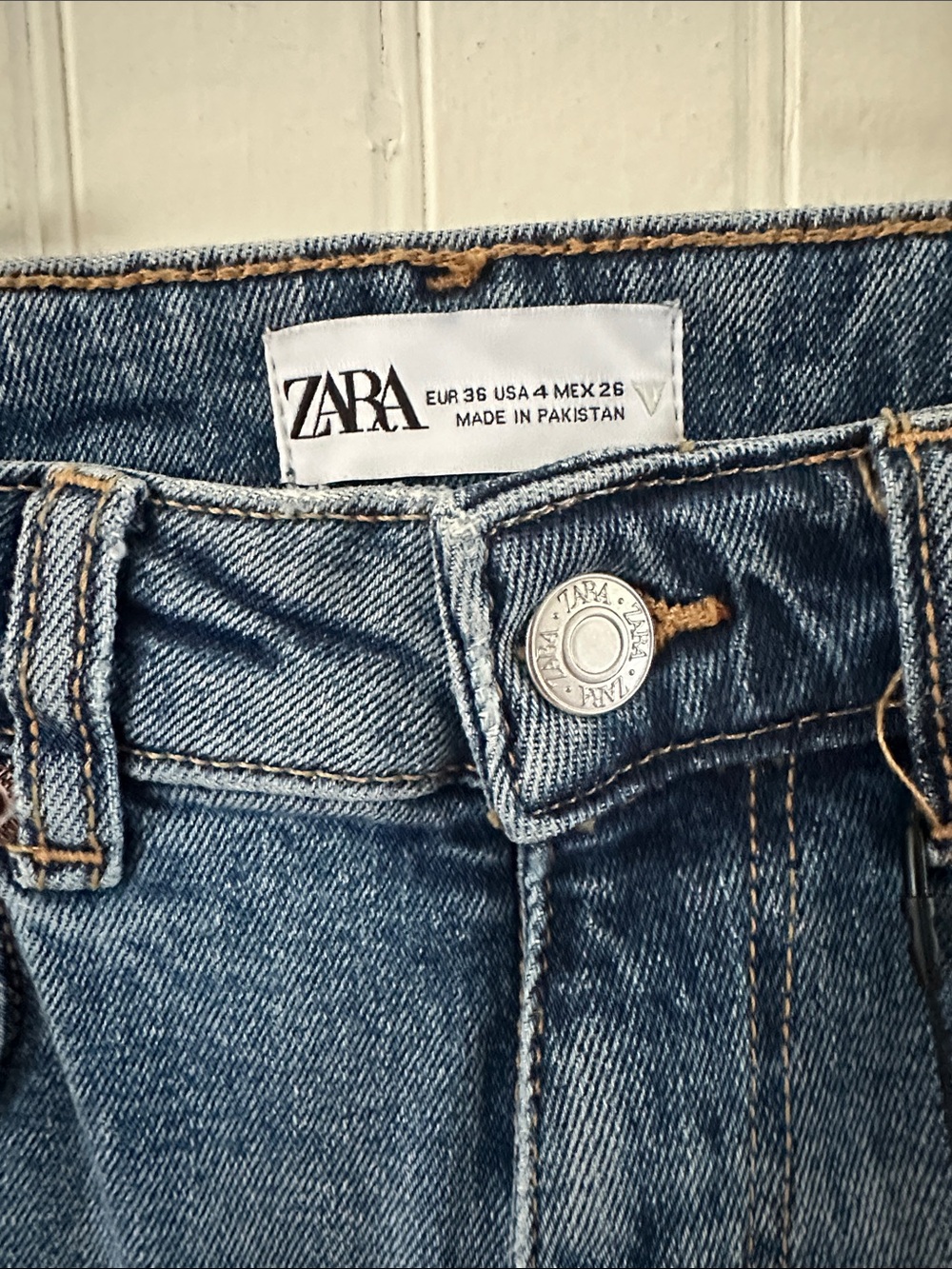 Zara Mid-Rise Raw Hem Blue Flare-Leg Jeans NEW sz 4 - Picture 10 of 13